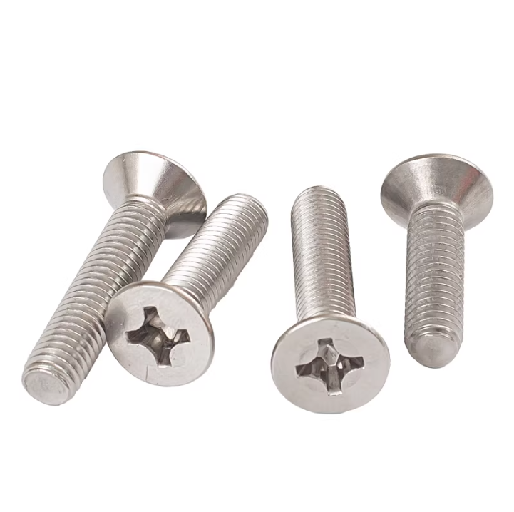 Mi az elsődleges különbség a tányérfejű csavarok és a süllyesztett csavarok között?