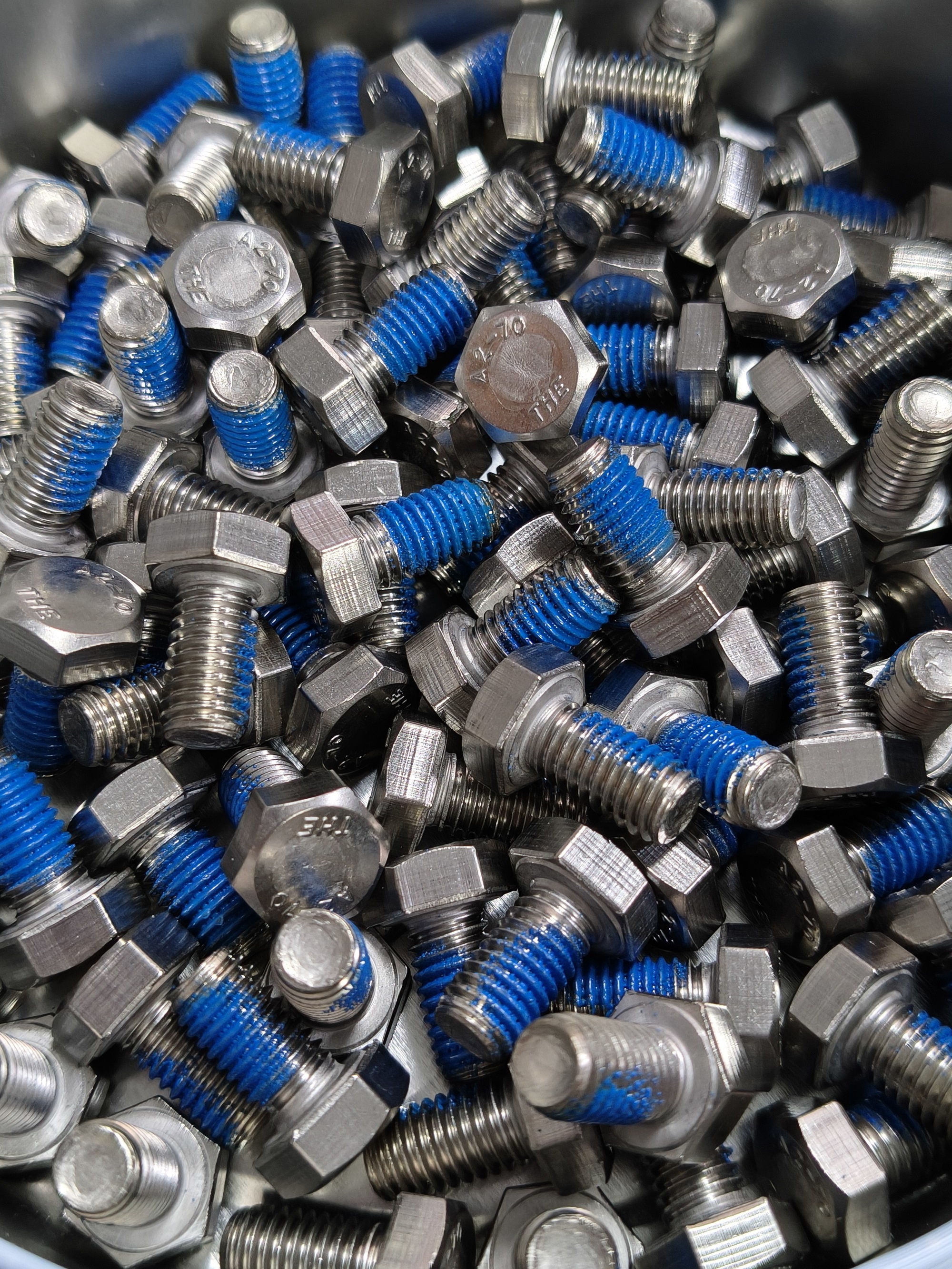 Miért sorolják a menetrögzítő ragasztókat kémiai ragasztókra és nejlon ragasztókra?